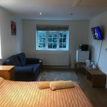 Large Private Room With En-Suite In The House For Professionals Staines-upon-Thames Exteriér fotografie