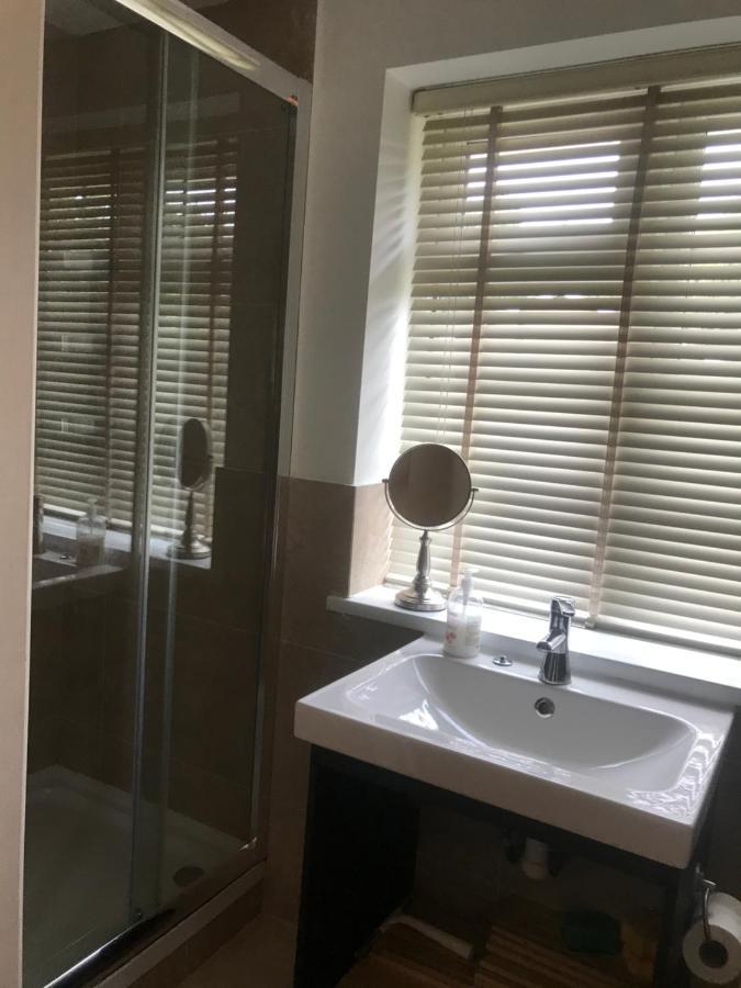 Large Private Room With En-Suite In The House For Professionals Staines-upon-Thames Exteriér fotografie
