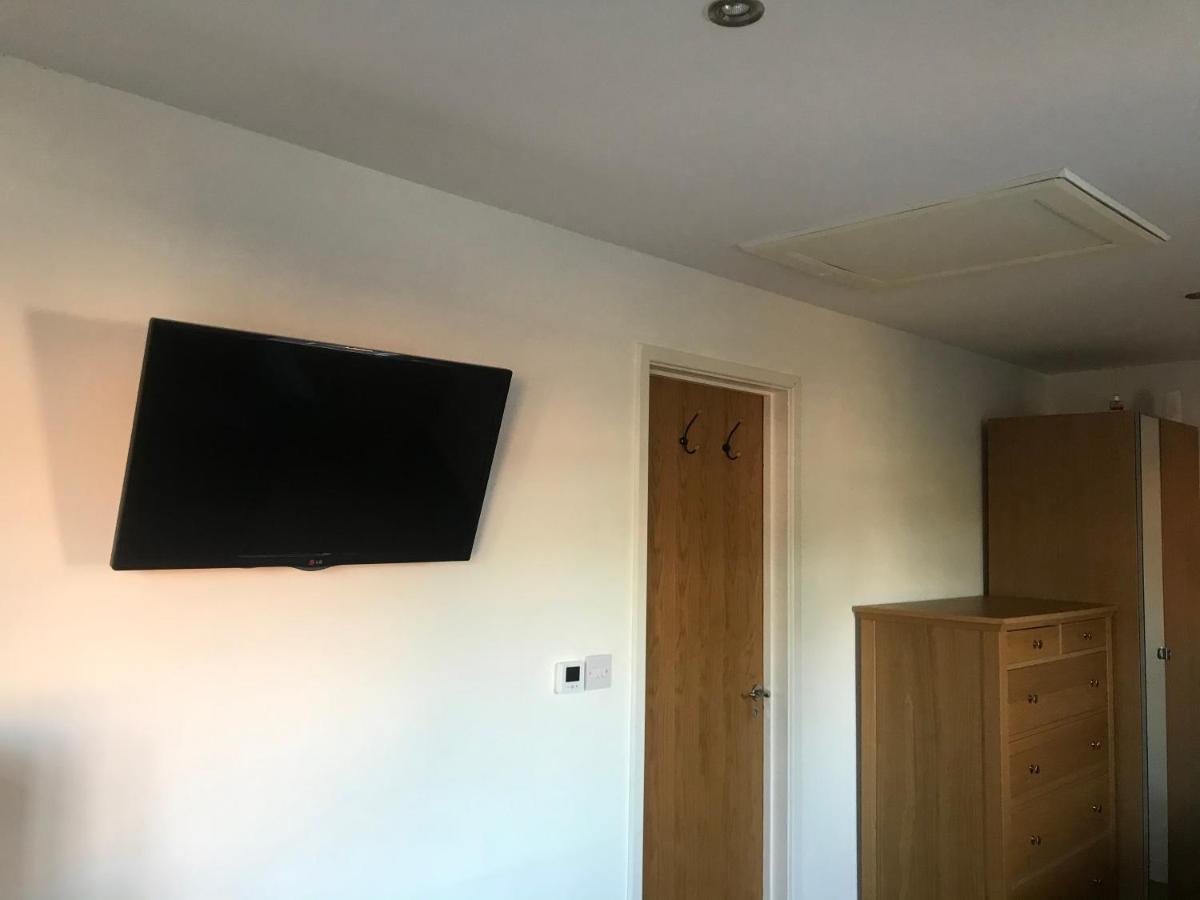 Large Private Room With En-Suite In The House For Professionals Staines-upon-Thames Exteriér fotografie