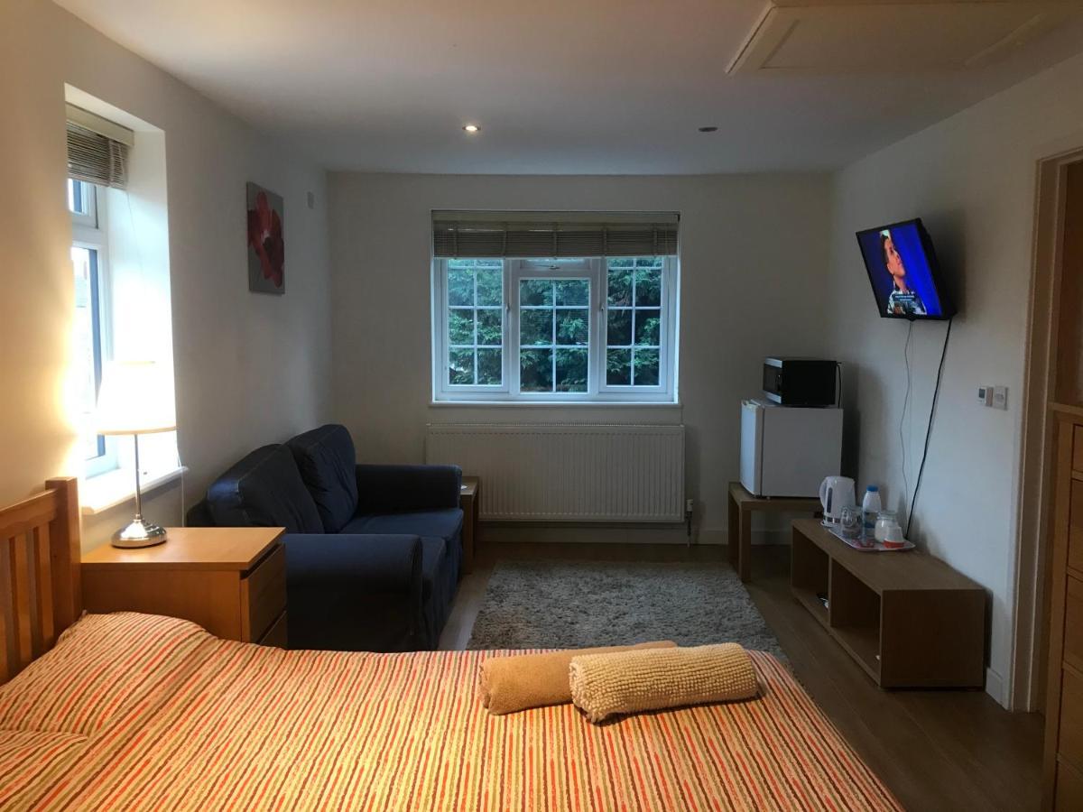 Large Private Room With En-Suite In The House For Professionals Staines-upon-Thames Exteriér fotografie