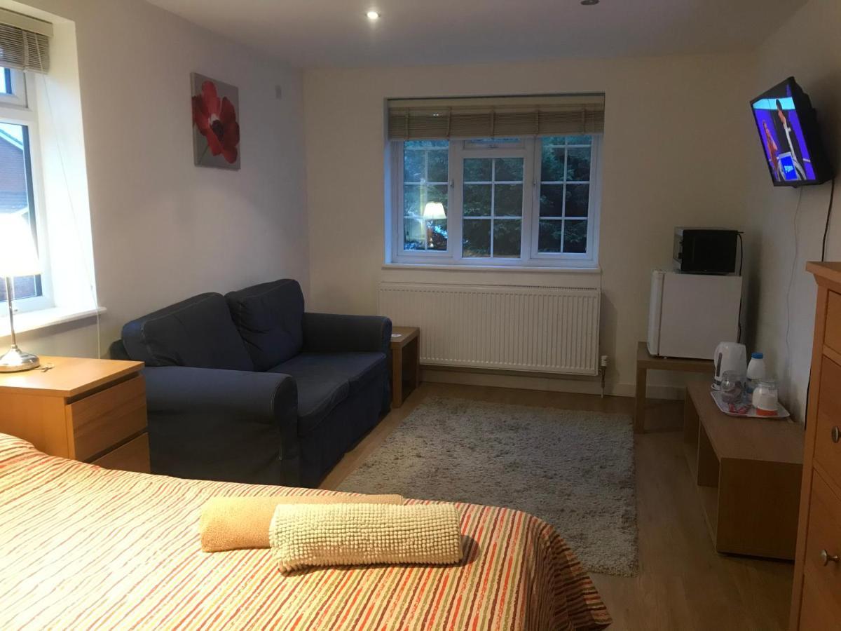 Large Private Room With En-Suite In The House For Professionals Staines-upon-Thames Exteriér fotografie