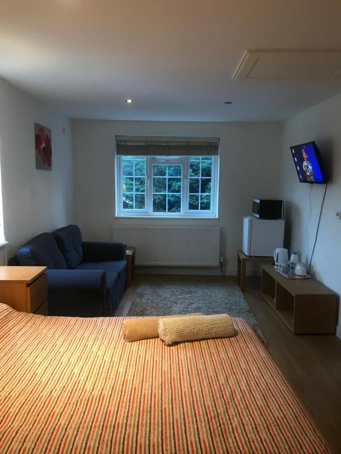 Large Private Room With En-Suite In The House For Professionals Staines-upon-Thames Exteriér fotografie