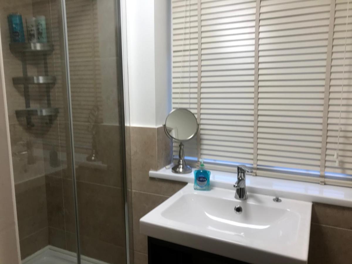 Large Private Room With En-Suite In The House For Professionals Staines-upon-Thames Exteriér fotografie